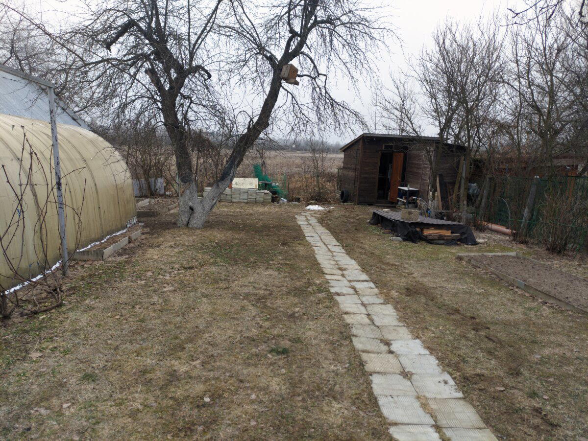 Только след по земле стелиться )))