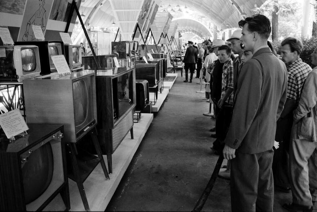 Советские граждане разглядывают американские телевизоры на выставке в Москве. 1959 год