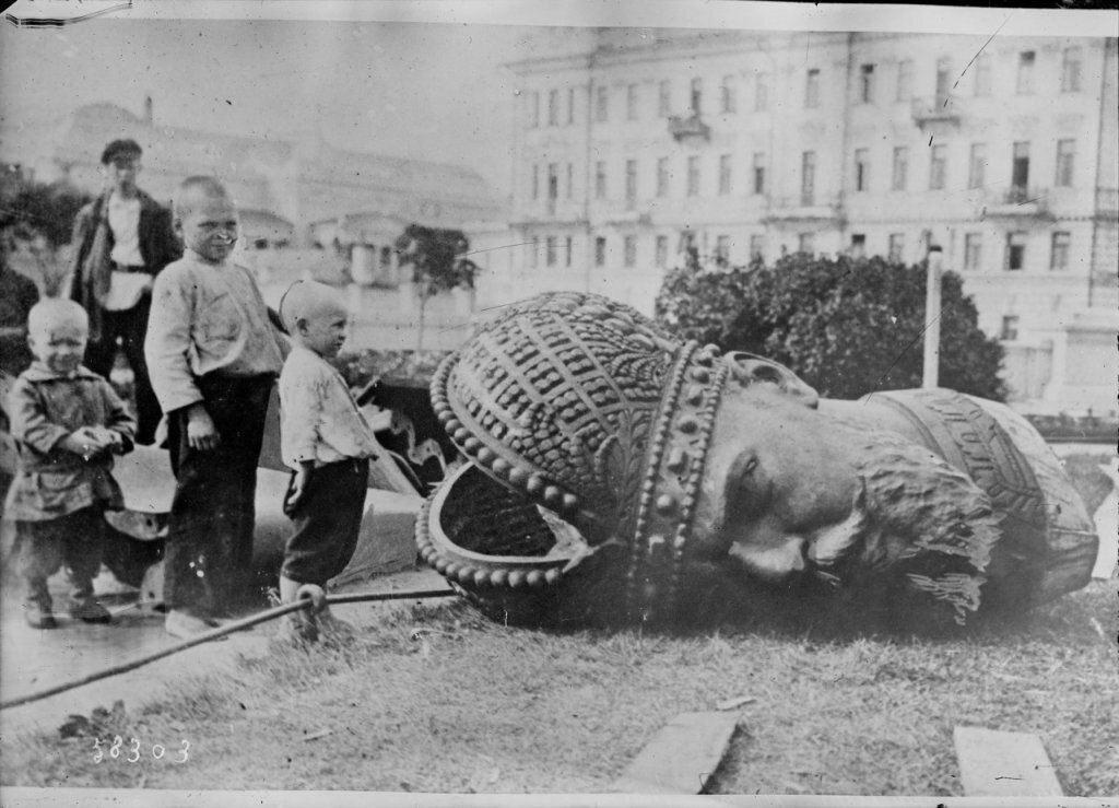 Дети у низверженной статуи Александра III. Москва. Советская Россия. 1920 год