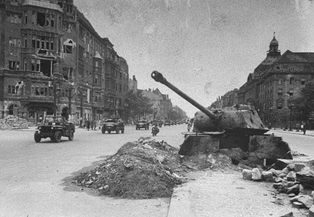 Останки уничтоженной бронетехники на улицах Берлина, 1945 год