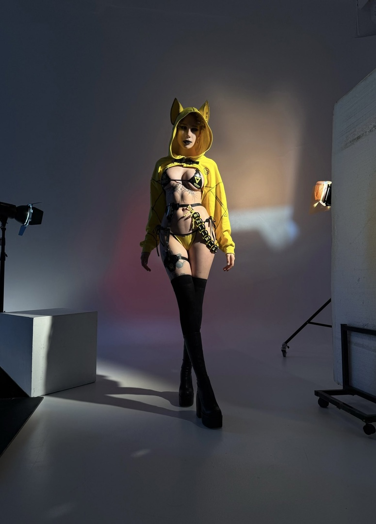 cyber cat - косплей от Frau Haku. Что за персонаж, кто знает?