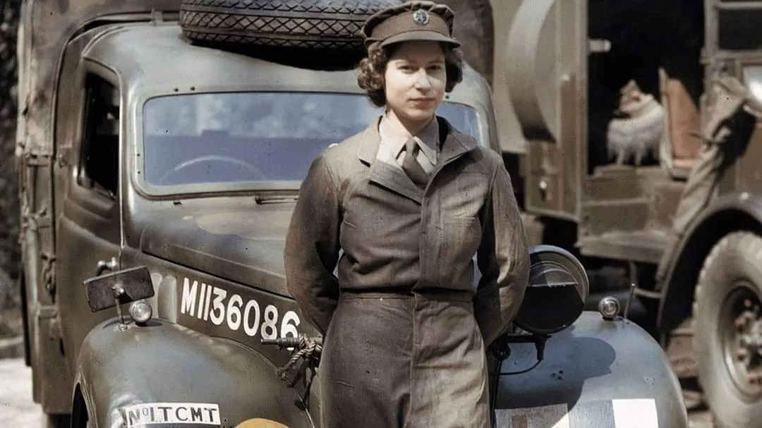 Во время Второй мировой войны (1939-1945) еще принцесса Елизавета служила механиком