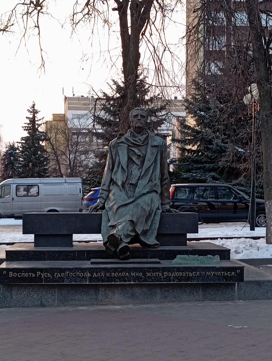 Памятник Свиридову в Курске рядом с муз школой где он учился<br>Скульпторы-авторы памятника — Николай Криволапов и Игорь Минин. <br>