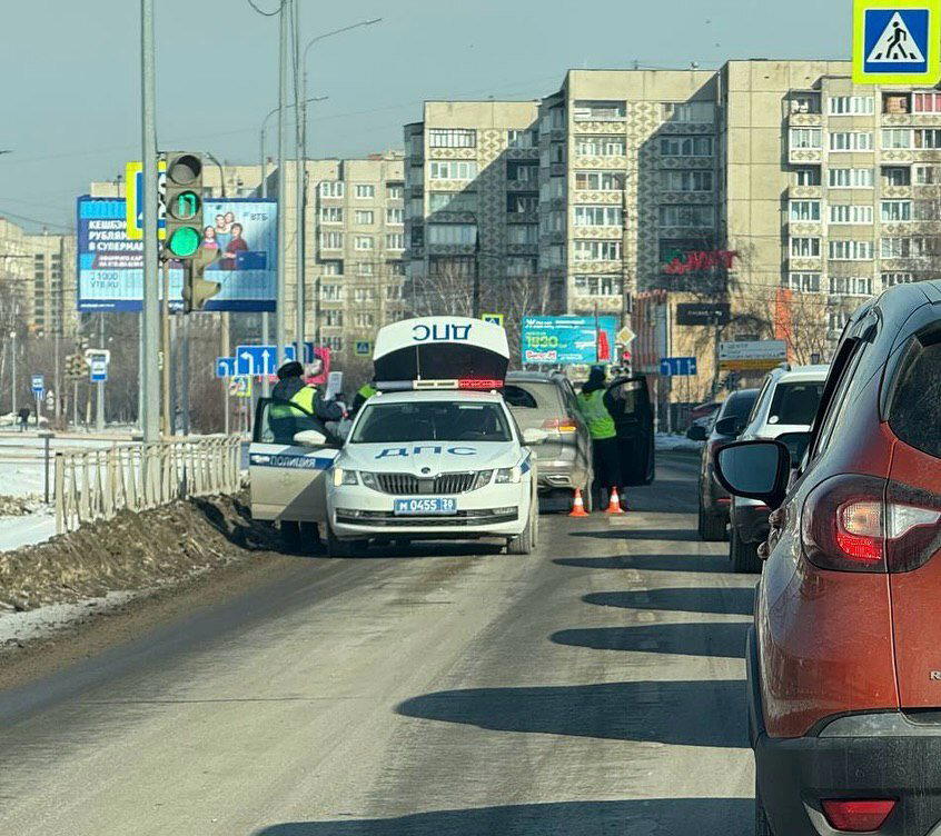 По какому случаю все стоят?