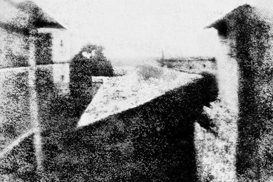 Самым первым в истории фотографии считается снимок «Вид из окна», датированный 1826 годом.