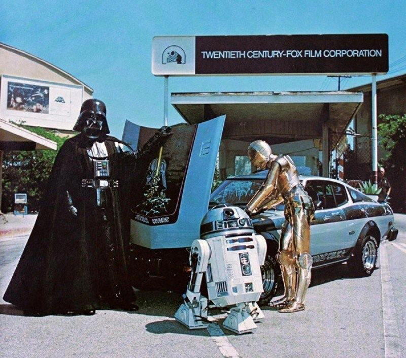 Дарт Вейдер демонстрирует свою Toyota Celica 1977 года с R2-D2 и C-3PO, 1970-е