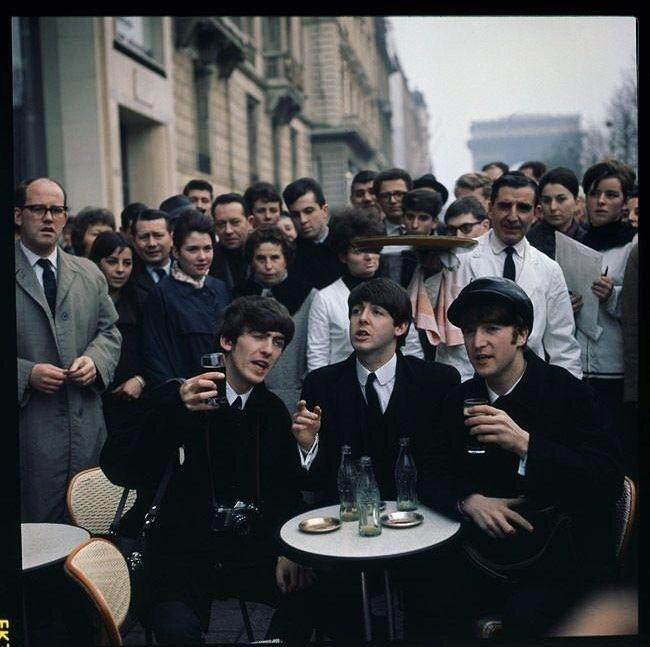 The Beatles пьют колу в одном из парижских кафе, 1964-й год