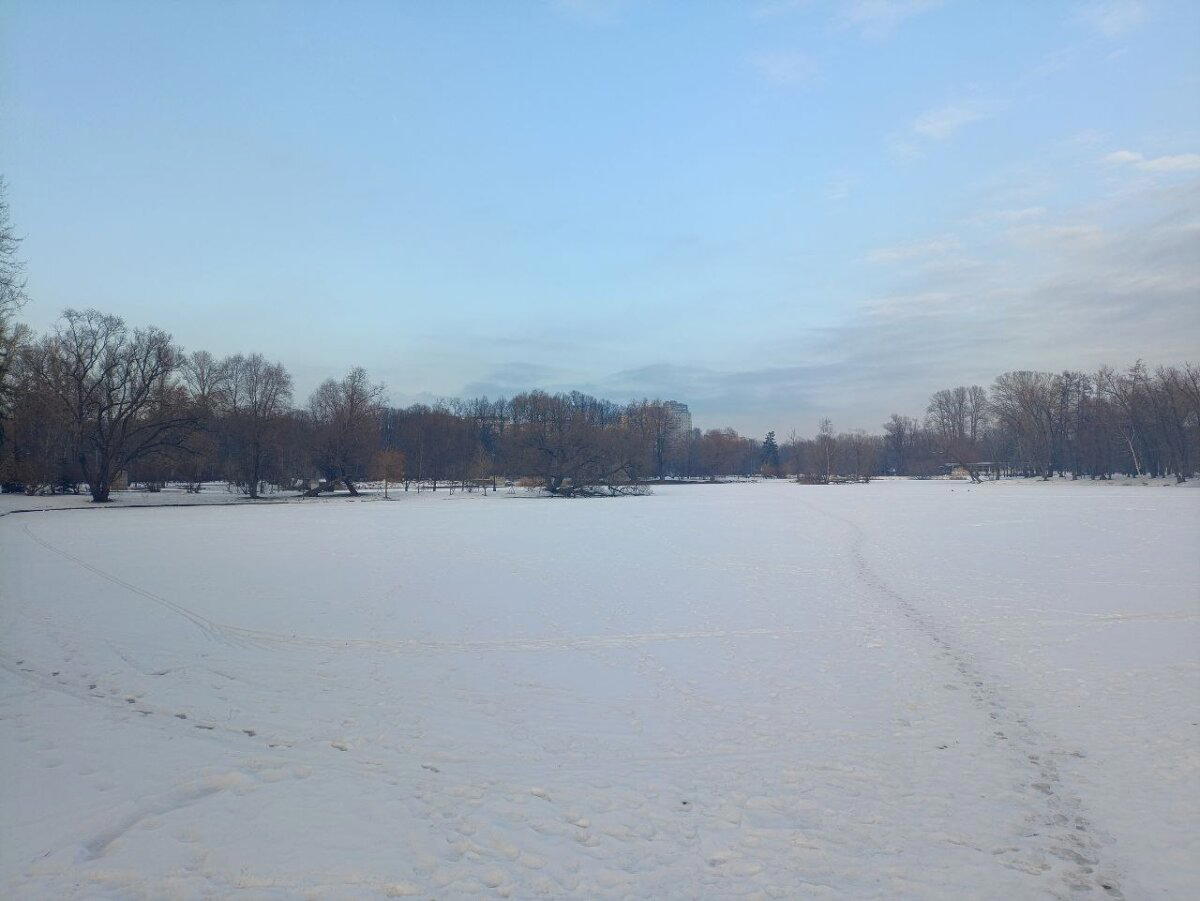 Синее небо в марте, зимой. Фото.