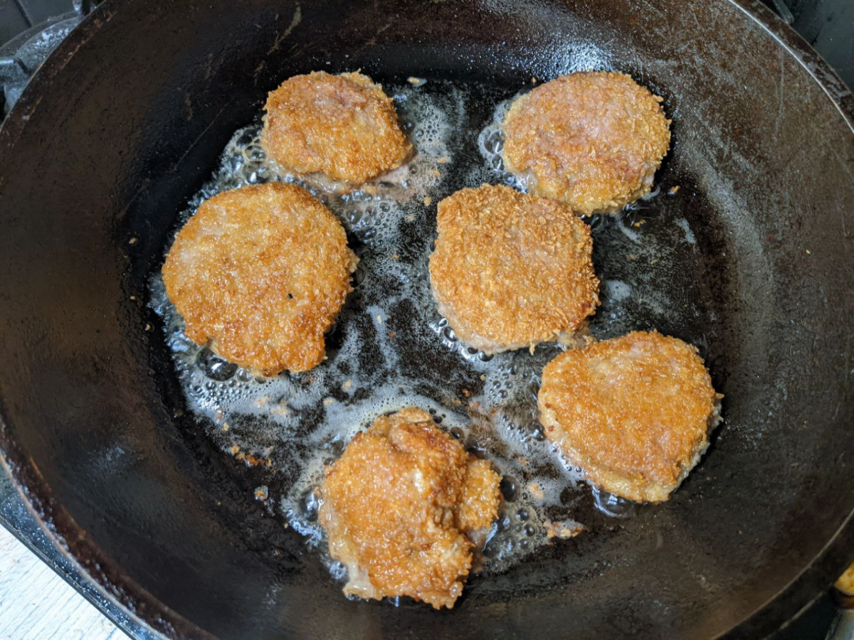 Жарим на масле до румяной корочки.