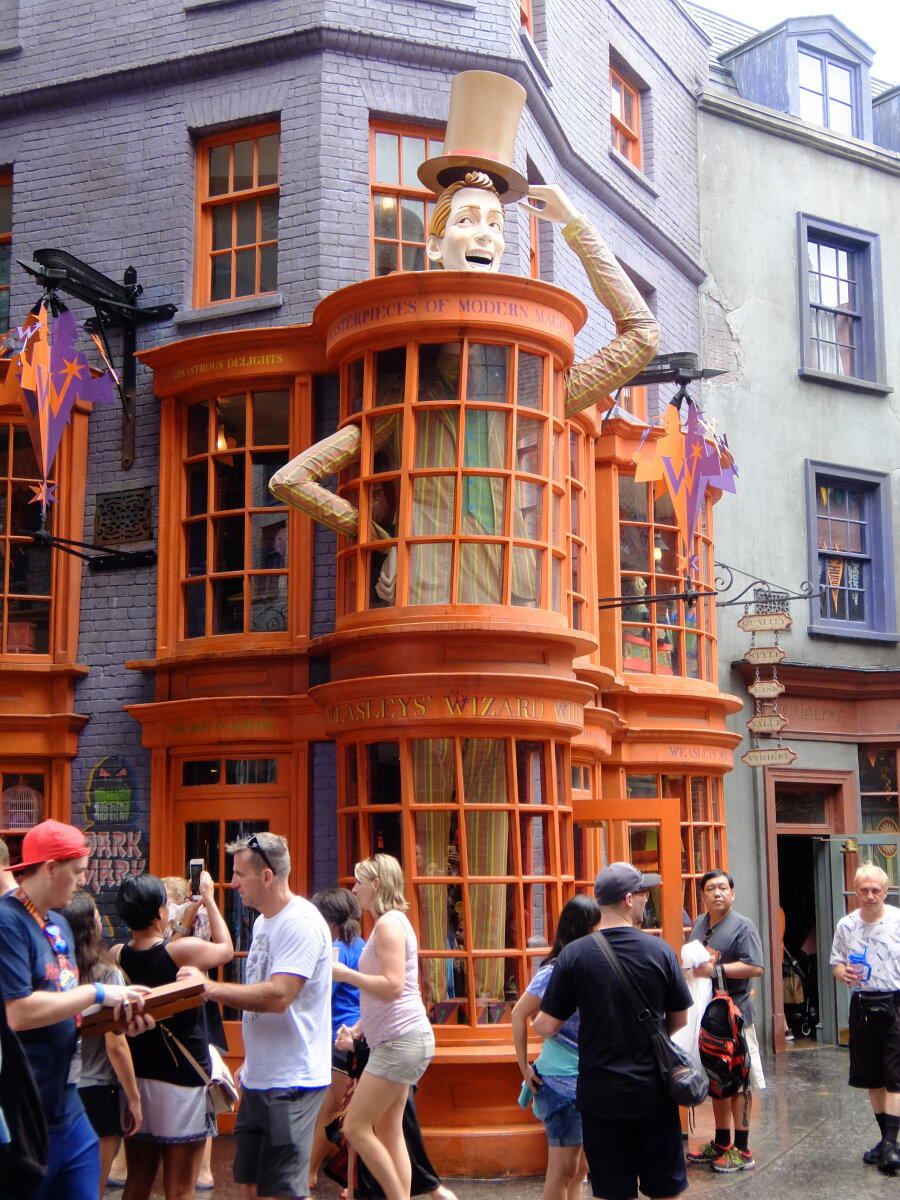  Магазин Всевозможных
Волшебных Вредилок (Weasleys' Wizard Wheezes, дословно - волшебные трюки
Уизли).