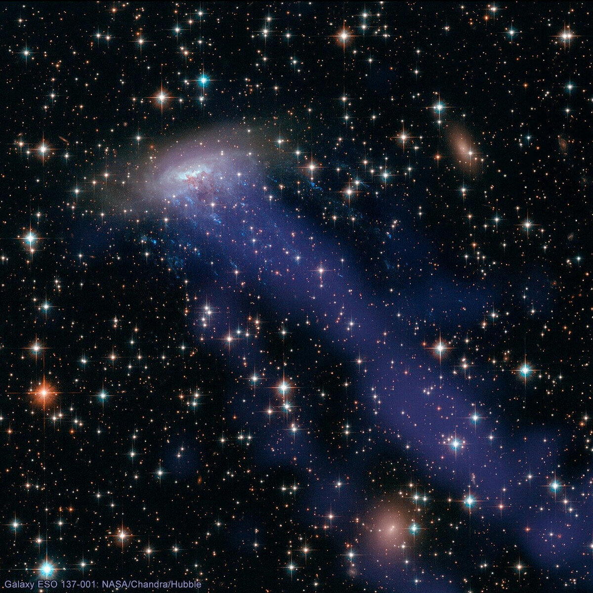 Нетипичная спиральная галактика ESO 137-001