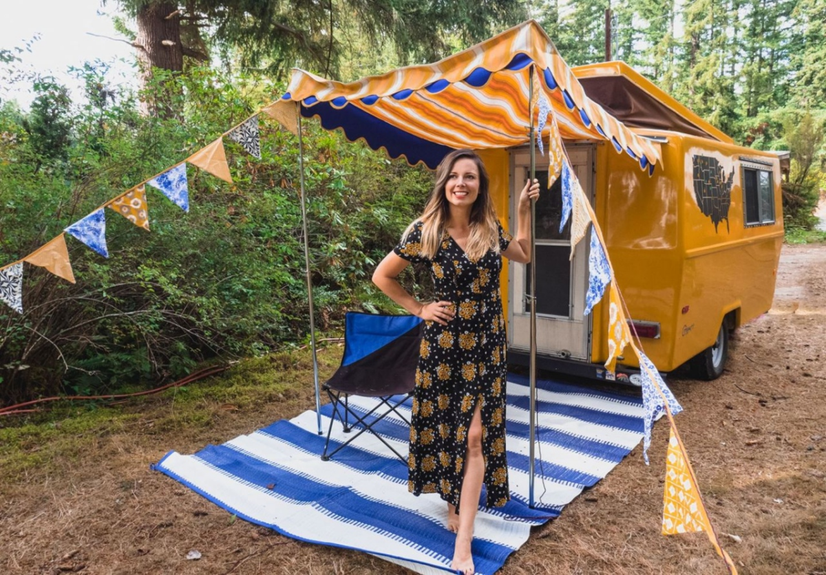 Необычный желтый кемпер владелицы ютюб-канала Tiny House Giant Journey Дженны Спесард