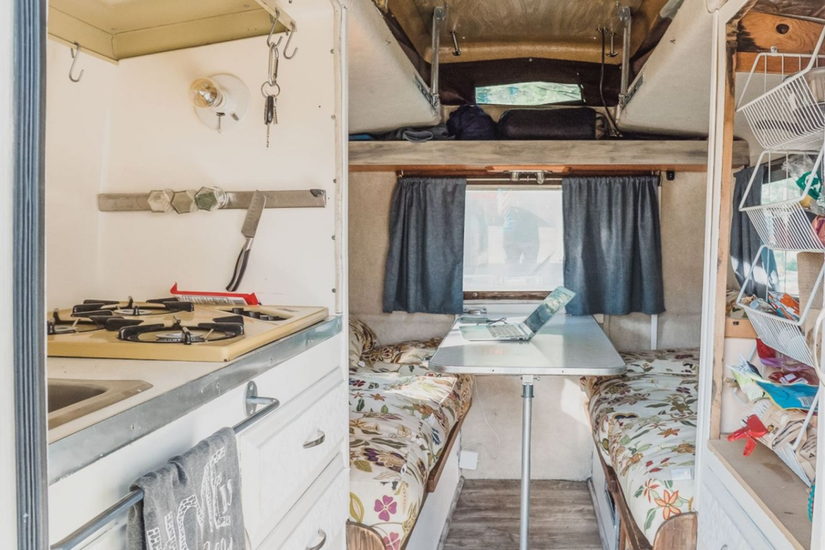 Необычный желтый кемпер владелицы ютюб-канала Tiny House Giant Journey Дженны Спесард