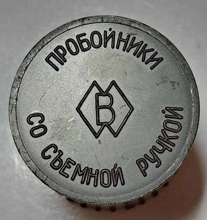 Почему так много шуток про "даже полку в доме прибить не можешь!"