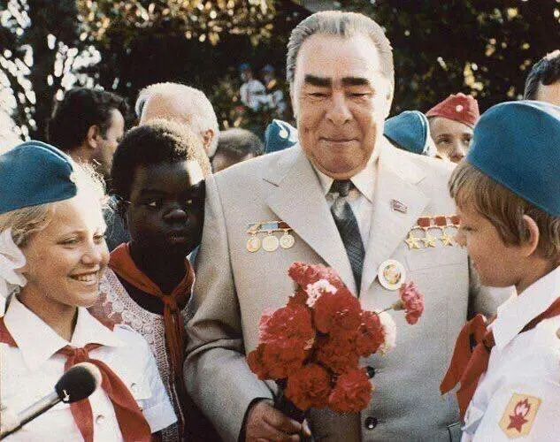 Леонид Ильич Брежнев во время посещения международного детского пионерского лагеря "Артек" в Крыму, 1979 год