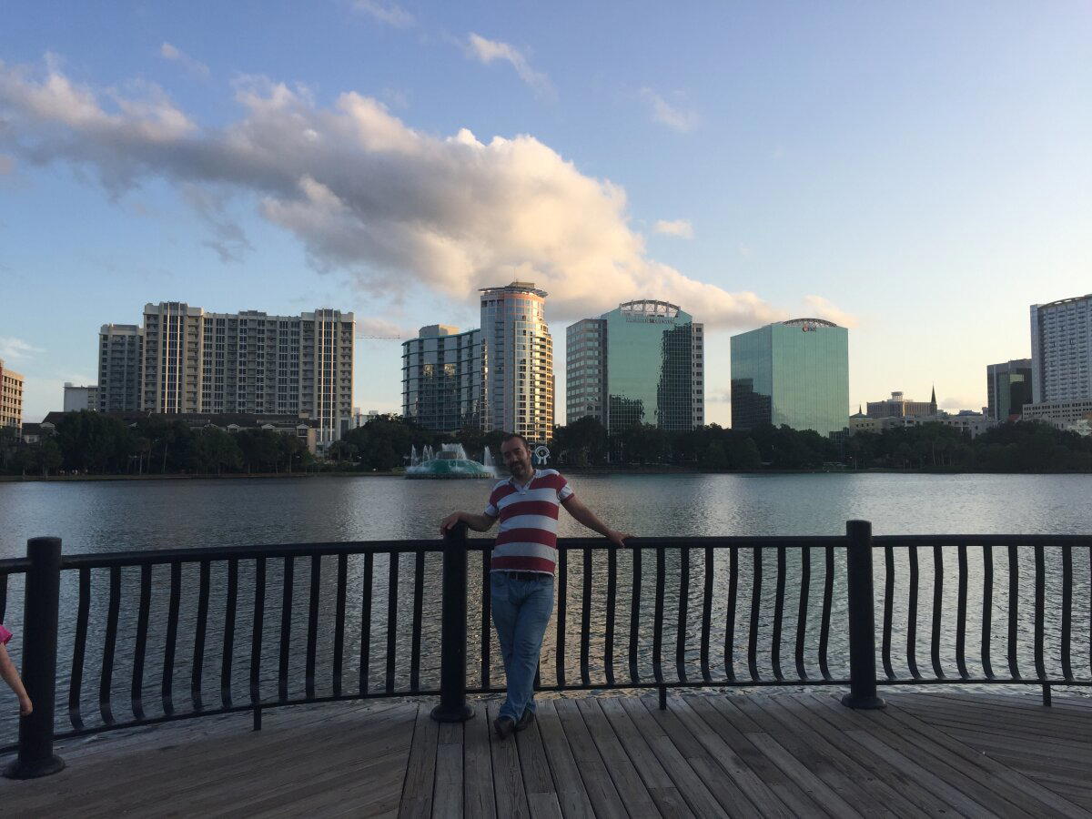 Пирс для памятных фоток. Нас там потом всей семьёй какое-то девушки фотографировали. :) Сами предложили.