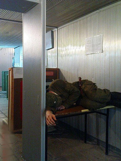 Отважный воин РО блюдёт пропускной режим в легендарной "галерее".