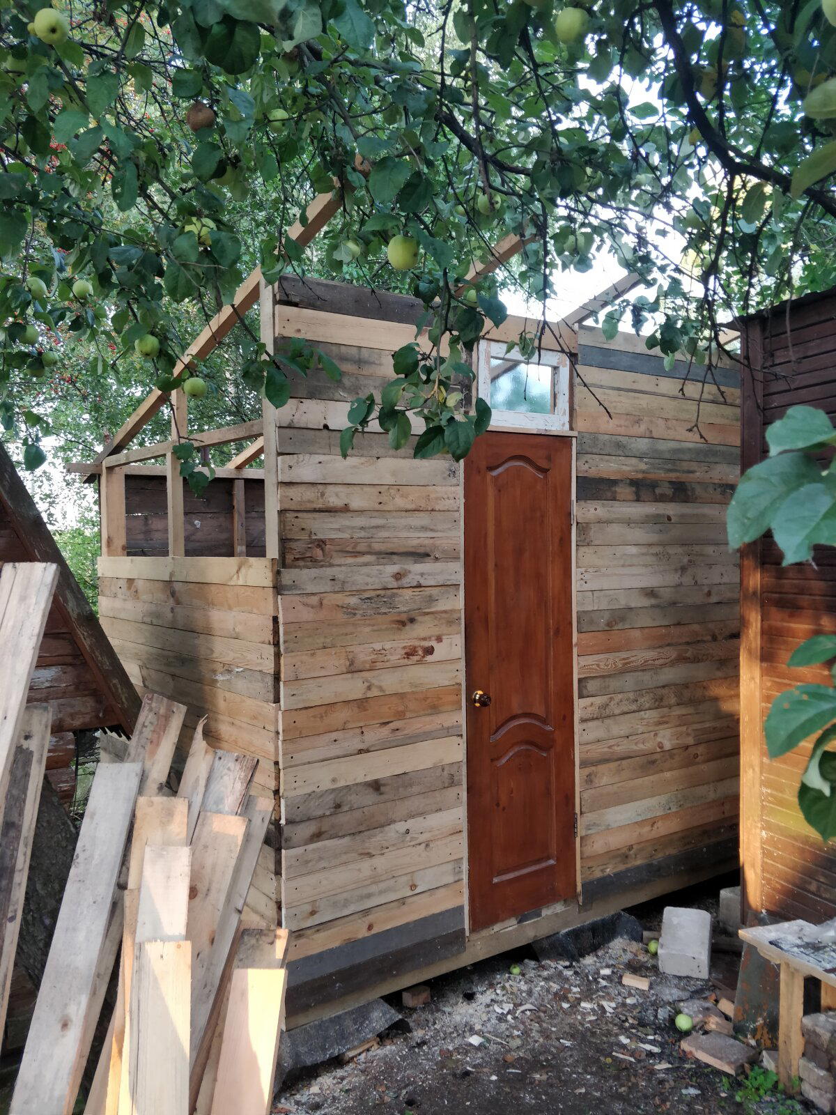 И не в склад, и не в лад, поцелуй дрова в живот )))