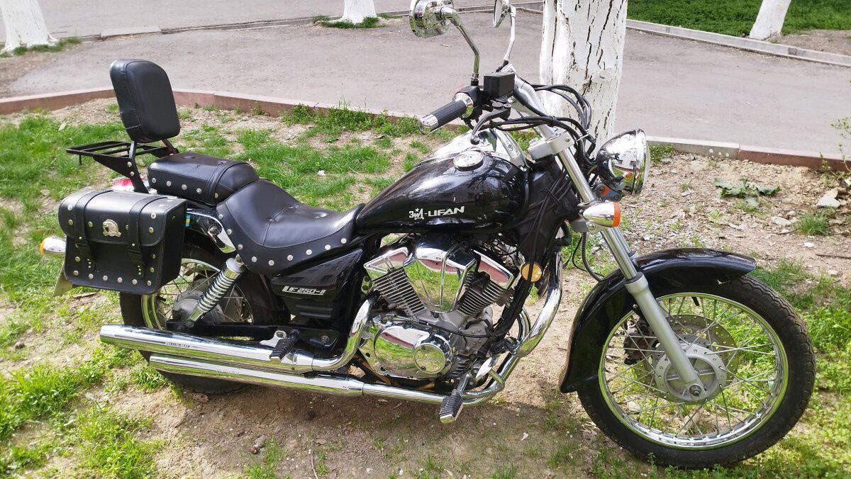 Мой конь, Lifan LF-250B, лицензионная копия Yamaha Virago. Хоть и китаец, но пока проблем не доставлял.