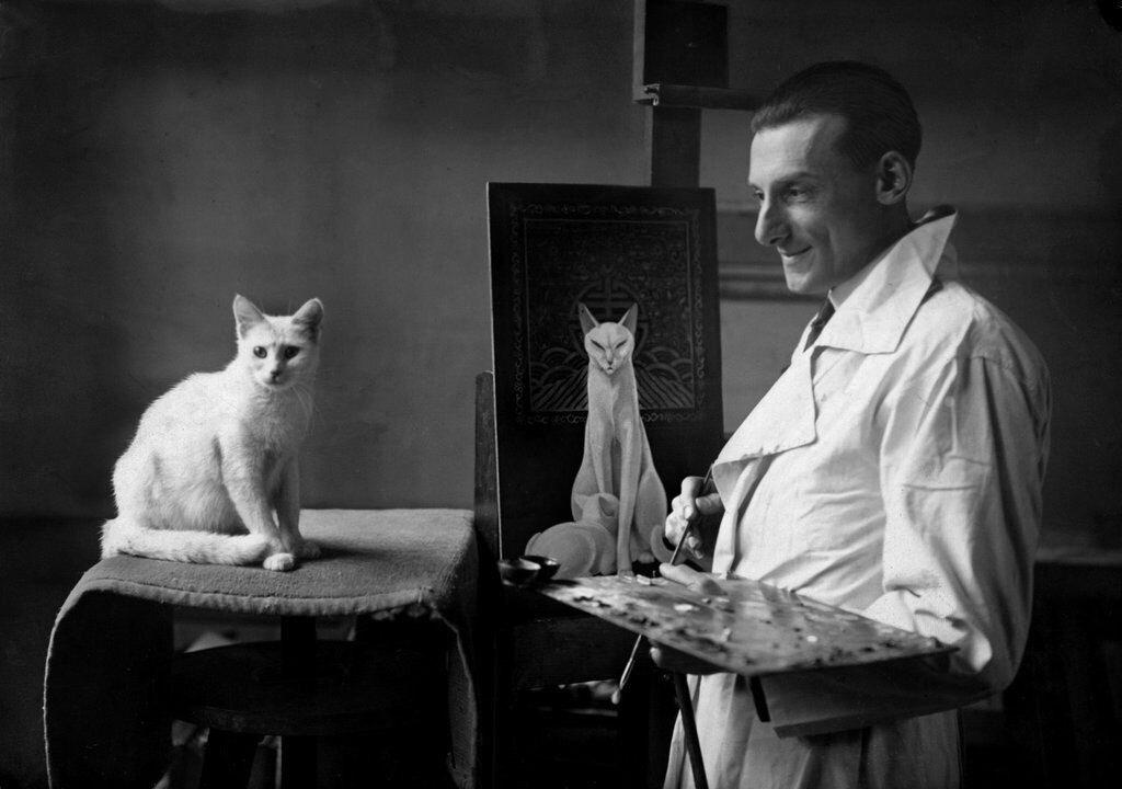 Французский художник Жак Леманн рисует портрет своего кота, 1924 год.
