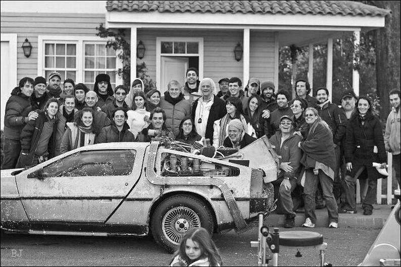 Тот самый DeLorean DMC-12 и съемочная группа художественного фильма "Назад в будущее". США, 1985 год