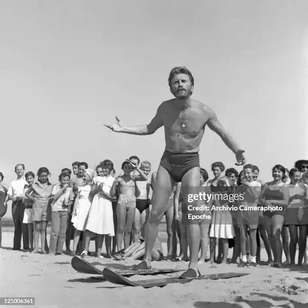 КИРК ДУГЛАС  (on the Lido beach, Venice 1953)