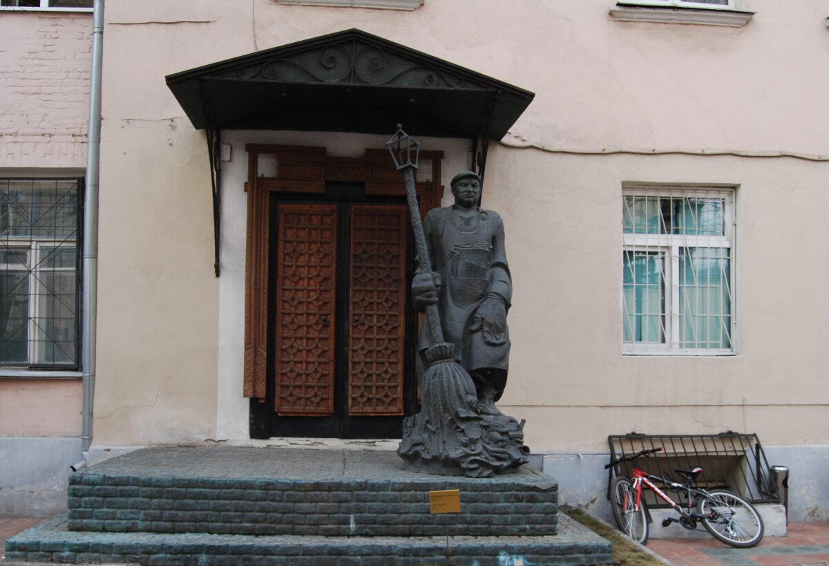 Лужков-дворник, человек-топор и парад уродов...