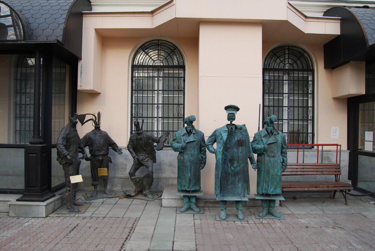 Лужков-дворник, человек-топор и парад уродов...