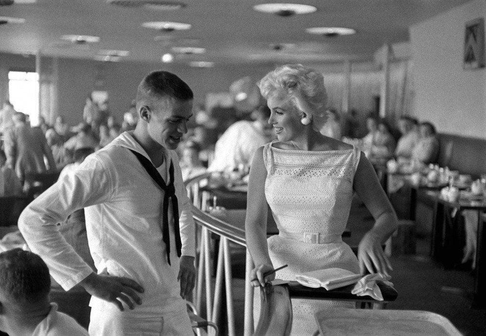 Мэрилин Монро дает автограф поклоннику. США. 1961 год