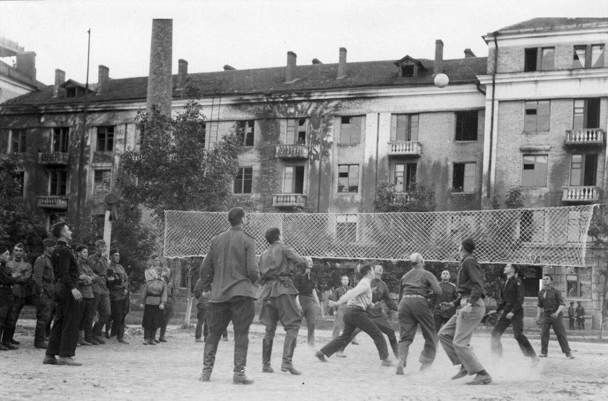 Советские и американские военнослужащие играют в волейбол. Полтава, 1944 год.