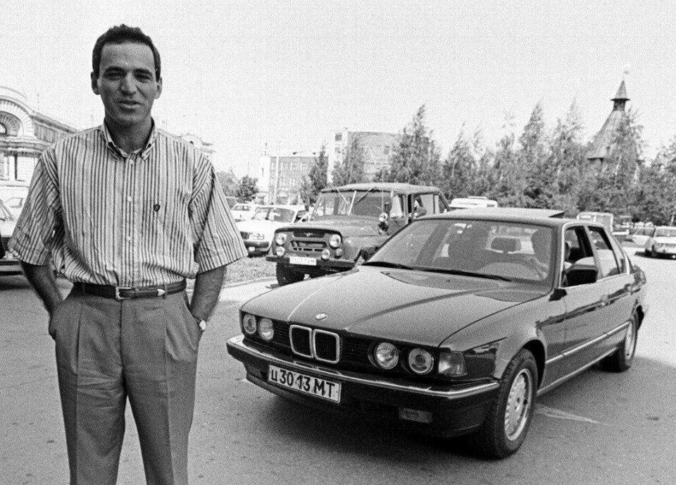 Шахматист и политик Гарри Каспаров рядом со своей BMW в Туле, 1992 год.
