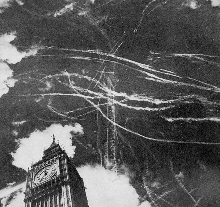 Следы борьбы английских и немецких ВВС в небе Лондона, 1940 год.