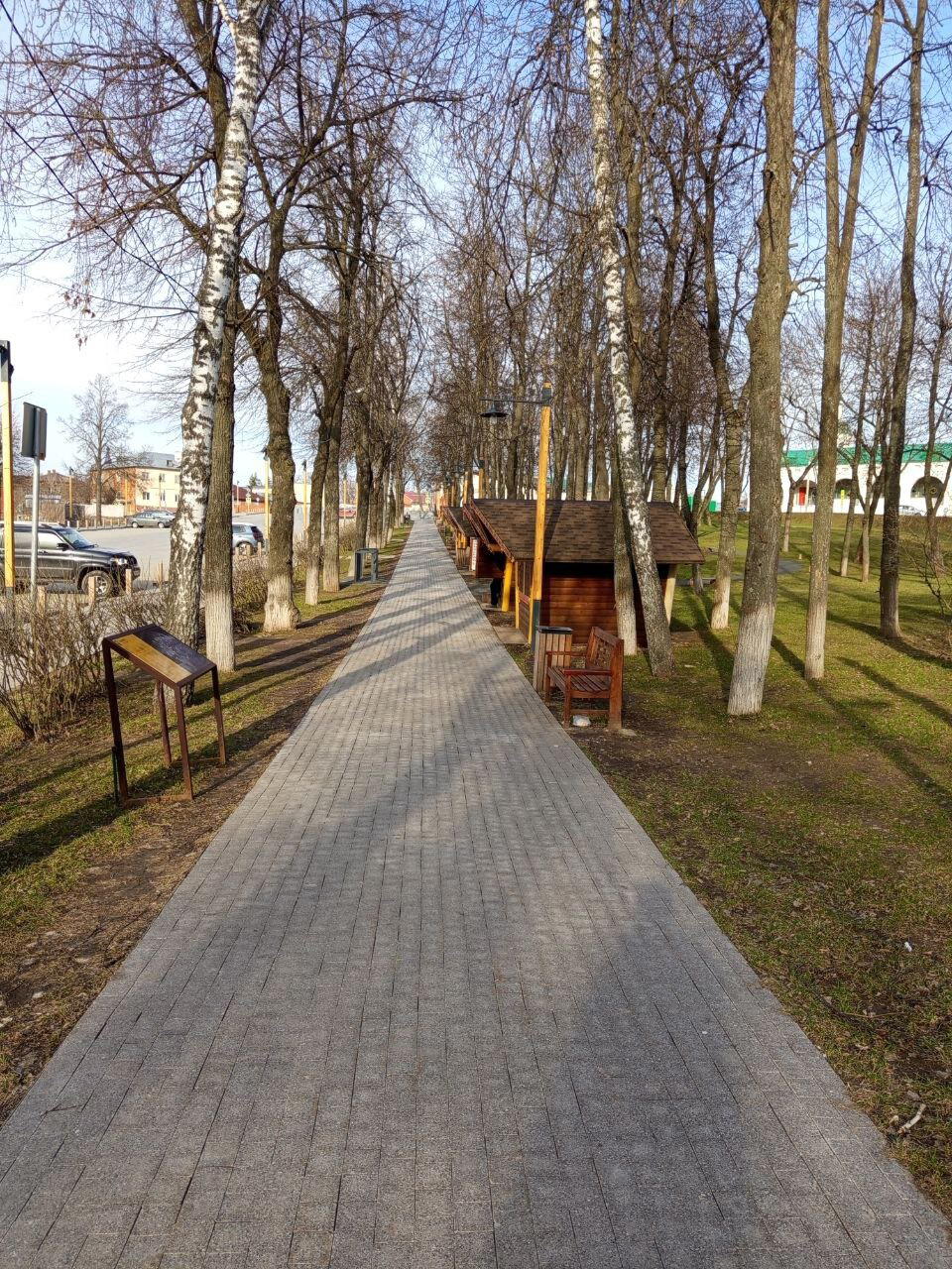 Торговая улица. В будний день народу никого.