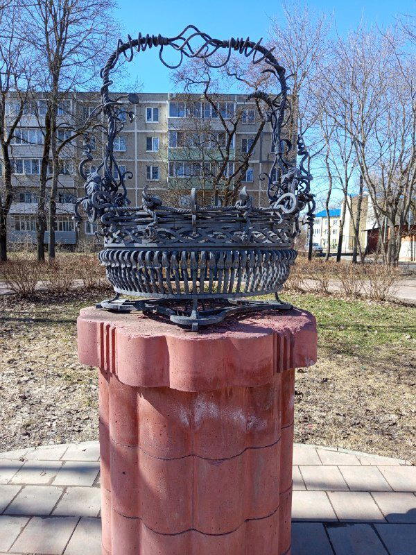 Скульптура "Корзина". Егорьевск, ул. Владимирская 13А