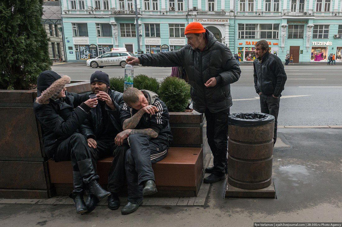 Театралы в ожидании спектакля