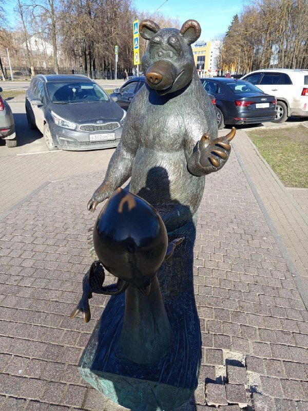 Скульптура Маша и медведь. Медведь выглядит довольным.