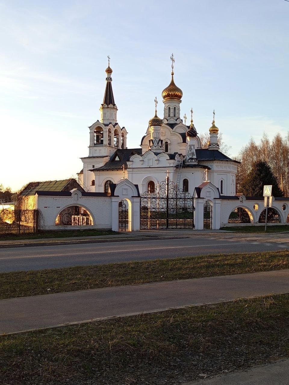 Храм всех святых в городе Белоозёрский.