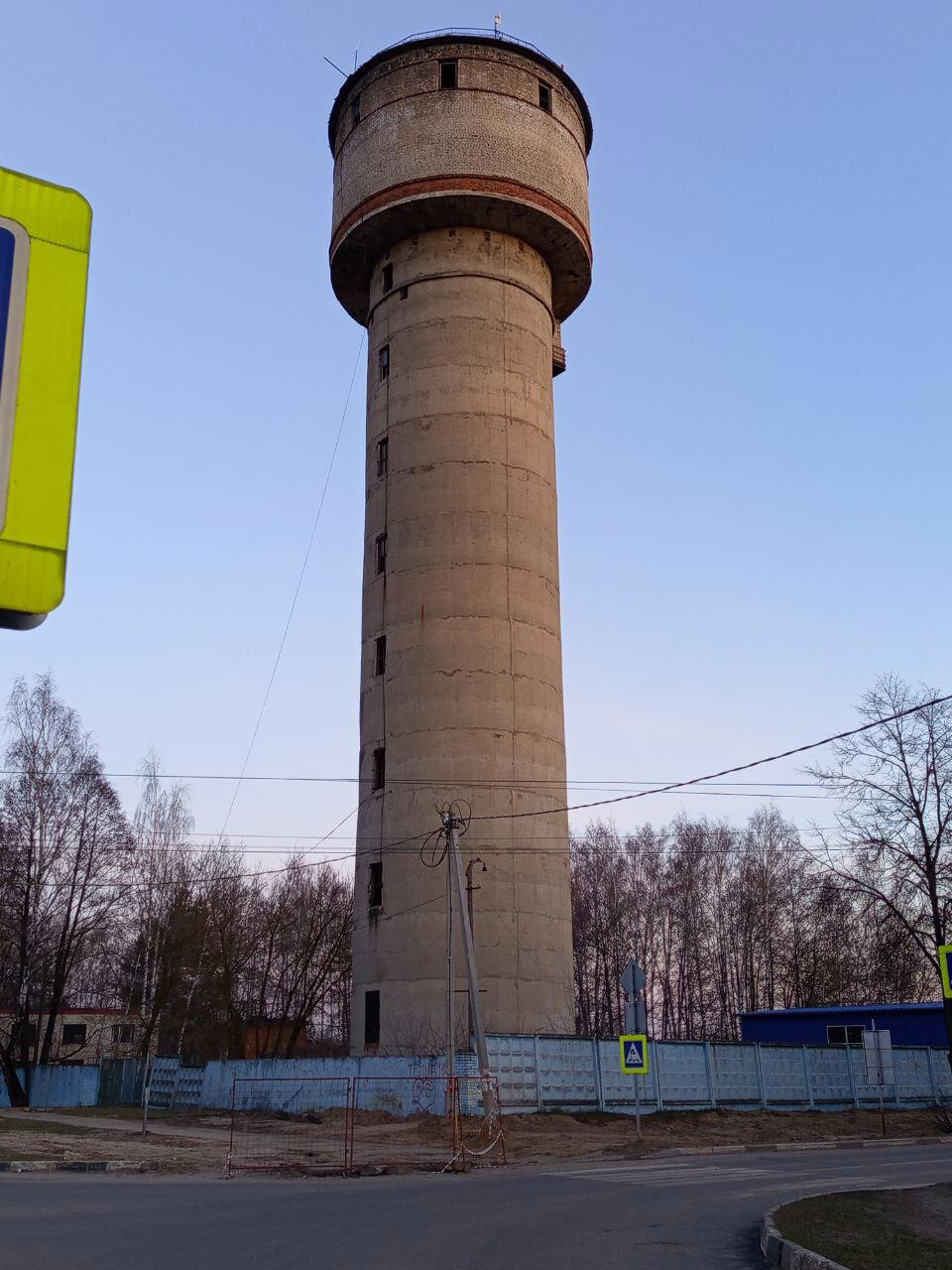 Водонапорная башня. Город Белоозёрский, рядом со станцией.