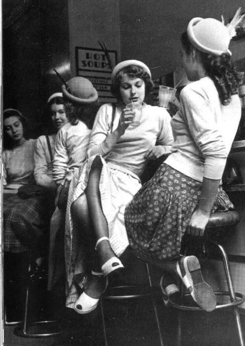 Дамы отдыхают с молочными коктейлями, Англия, 1954 год.