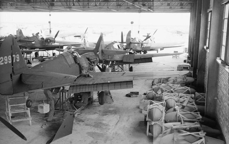 Сборка американских истребителей Curtiss P-40, предназначенных для ВВС Красной армии (завод в Иране, 1943).