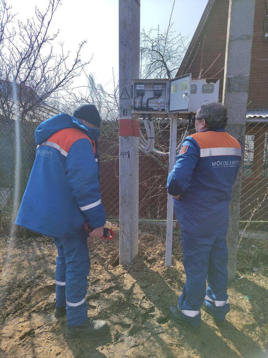минут 30 стояли щелками выключателем