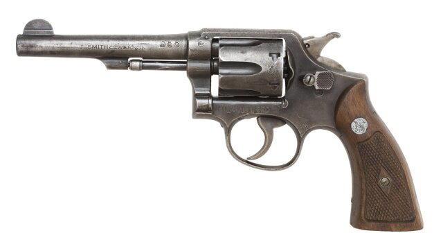 Smith &amp; Wesson Model 10 (рус. Смит энд вессон Модель 10) — шестизарядный револьвер производства Smith &amp; Wesson с УСМ двойного действия калибра .38, первоначально производившийся с 1899 года как модель Smith &amp; Wesson .38 Hand Ejector.