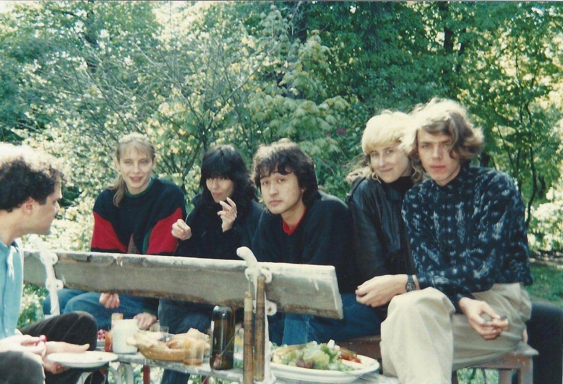 Наташа и Виктор Цой с друзьями на даче Лепницкого в Москве. 1980-е г.