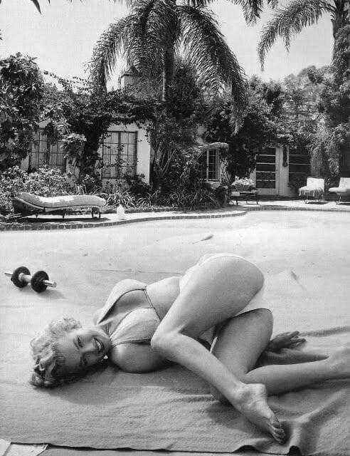 Мэрилин Монро и занятие спортом, 1953 год.