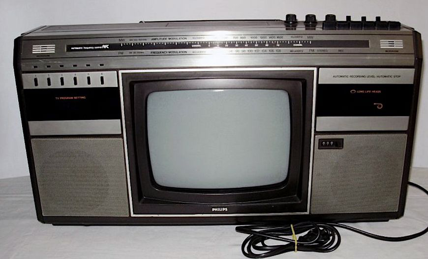 Благодаря появлению канала MTV в 1981 году популярность получил сегмент магнитол со встроенным телевизором...