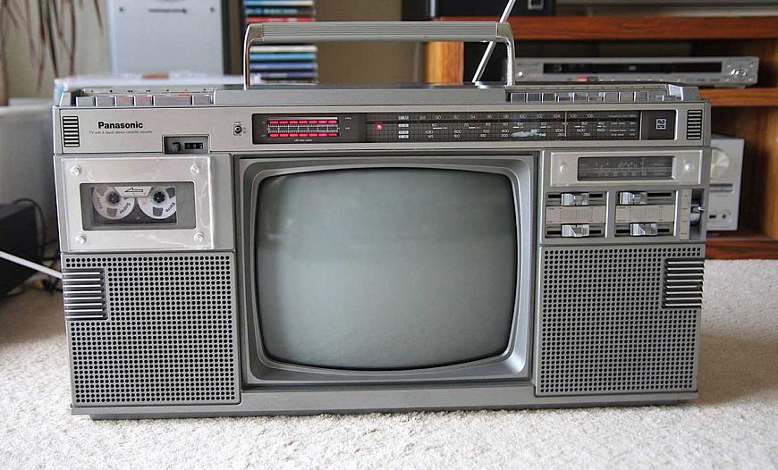 Благодаря появлению канала MTV в 1981 году популярность получил сегмент магнитол со встроенным телевизором...
