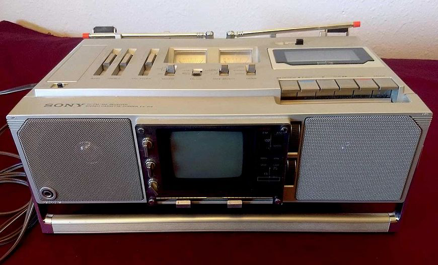 Благодаря появлению канала MTV в 1981 году популярность получил сегмент магнитол со встроенным телевизором...