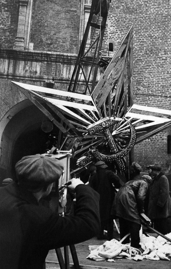 Установка первых звезд на Кремлевские башни, 1935 год