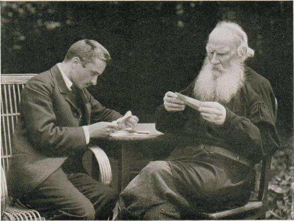 Лев Толстой со своим секретарем Валентином Булгаковым, 1910 год