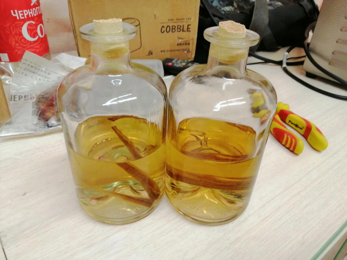 Не выдавливает, сидят плотно. Запаха спирта нет.